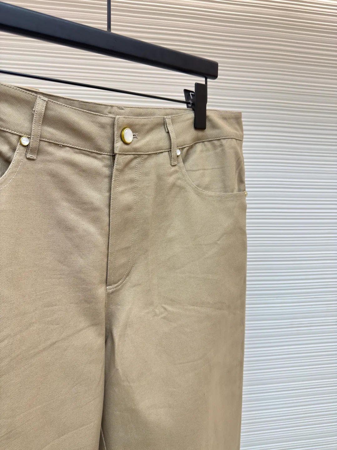 LOUIS VUITTON slub martin trousers ●Authentic product: purchased and developed for 10800 ●Item number: 1680309-B50 ●Fabric: small martin yarn-dyed fabric ●Technology: made on positioning cutting machine ●Version: fitted version ●Weight: about 560 grams ●Size: 44-46-48-50 ●Description: The fabric is made of Little Martin yarn-dyed fabric, the warp and weft yarns are 7s+7s double-twisted, the fabric is made of long lathe dyeing process, the color of the bulk fabric is custom-dyed, the small jacquard fabric for the collar is custom-woven, the back pockets are made of domestic high-speed machines, mercerized tatami The embroidery method is matched with rayon twill satin lining. The back square leather tag is made of two-layer cowhide and pressed with an embossed mold. The I-shaped buckle and rivets are made of antique gold-plated bases. The interior is inlaid with polished high-gloss mother-of-pearl. The shells are laser-engraved with letter patterns. The overall routing is straight and delicate, the fabric is comfortable and soft, the color is consistent and there is no color difference, it can be matched with the same style to create a fashionable look, and can be used in various occasions, customized accessories, complete with three standards, the same style for men and women!